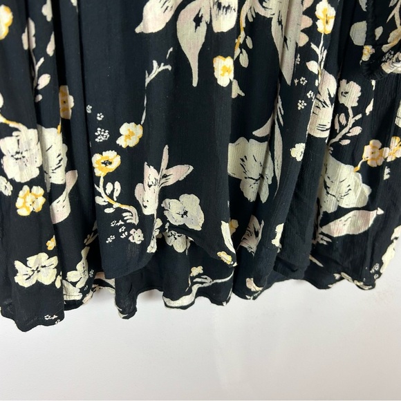 Billabong Black and Cream Bishop Sleeve Floral Oversized Tunic Size Medium - Picture 8 of 9